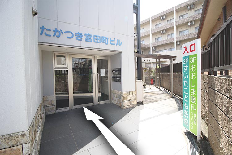 ②	奥に進むと自転車置き場と入口があります。