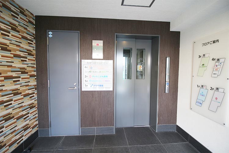 ③	エレベーターで2階へ